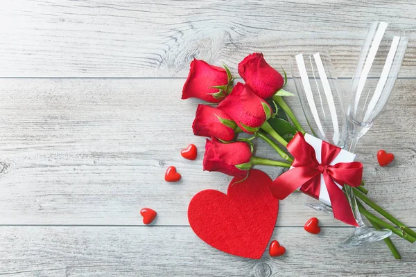 Valentinky den blahopřání, dárkové krabice, červené růže a šampaňské — Stock fotografie