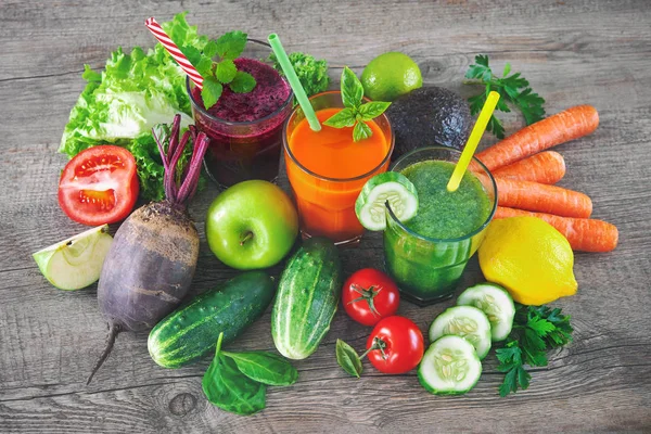 Різні фруктові та овочеві соки — стокове фото