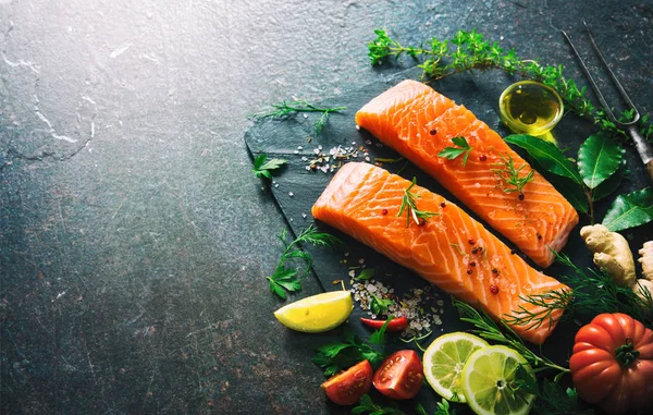 Bifes de filetes de salmão frescos — Fotografia de Stock