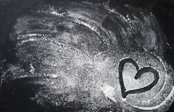 Fondo para hornear con forma de corazón y harina en la mesa oscura — Foto de Stock