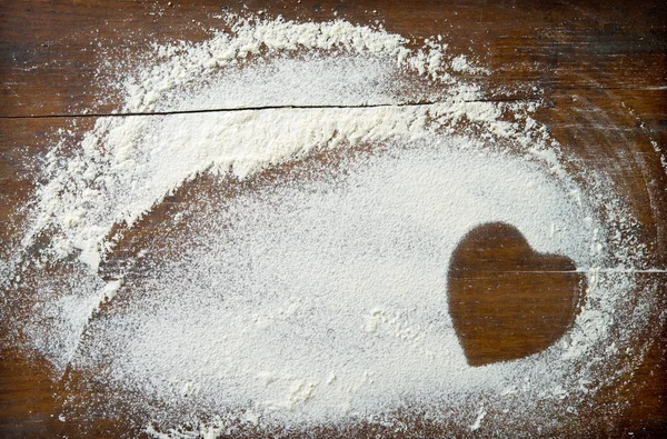 Fundo de cozimento com forma de coração de farinha na mesa de madeira — Fotografia de Stock