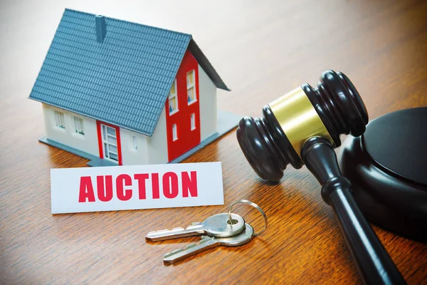Casa con un martillo. Ejecución hipotecaria, bienes raíces, venta, subasta, autobús —  Fotos de Stock