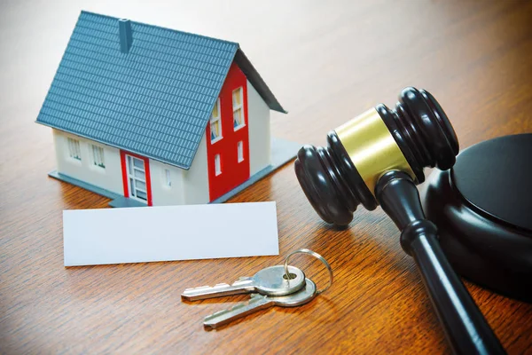 House with a Gavel. Foreclosure, real estate, sale, auction, bus — Stock Photo, Image