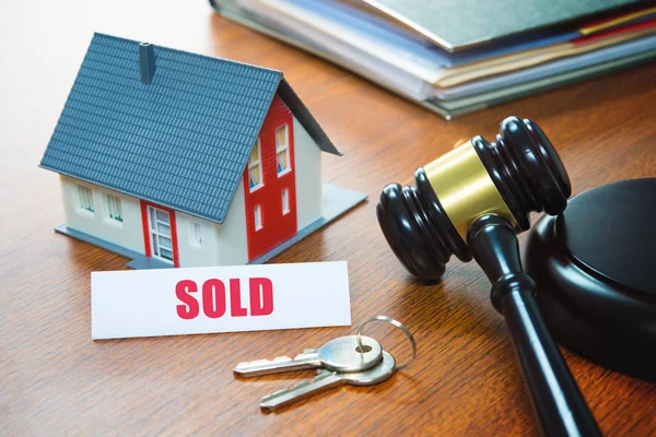 House with a Gavel. Foreclosure, real estate, sale, auction, bus — Stock Photo, Image