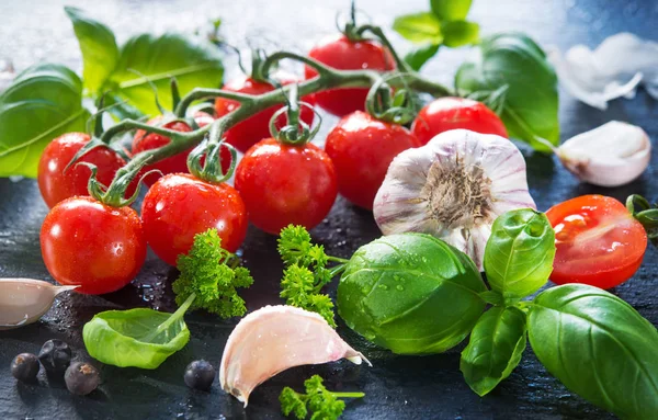 Taze fesleğen, sarımsak ve diğer otlar wate ile olgun domates — Stok fotoğraf