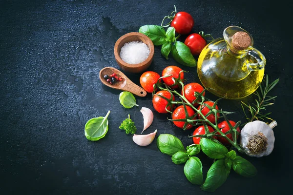 Olivenöl, Tomaten, Knoblauch, Petersilie, Basilikum, Gewürze auf dunklem Rücken — Stockfoto