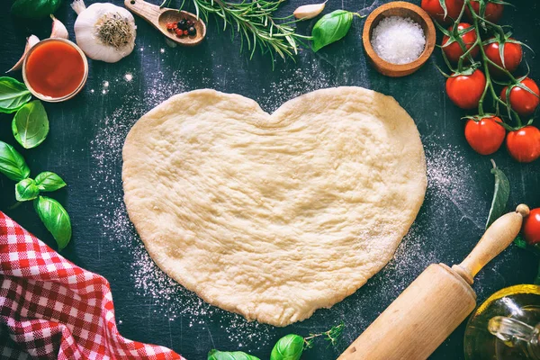 Zutaten zum Kochen von Pizza oder Pasta mit Teig in Herzform — Stockfoto