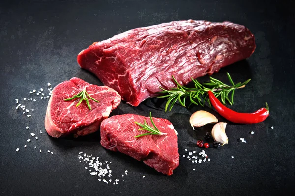 Bélszín steak és a fűszerek készen áll a szakács o egész darab — Stock Fotó