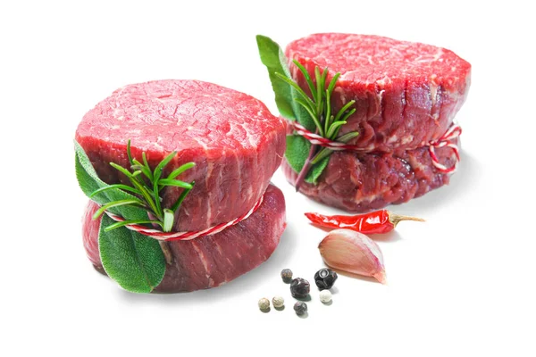 원시 쇠고기 등심 스테이크 미 뇽 흰색 배경에 고립 — 스톡 사진