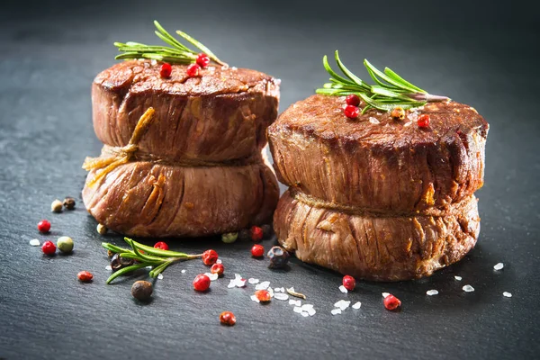Bifes de filé de carne grelhada mignon — Fotografia de Stock