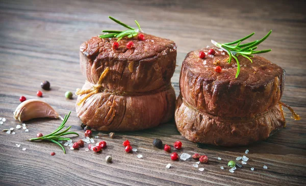 Стейки з яловичини на грилі Міньйон — стокове фото