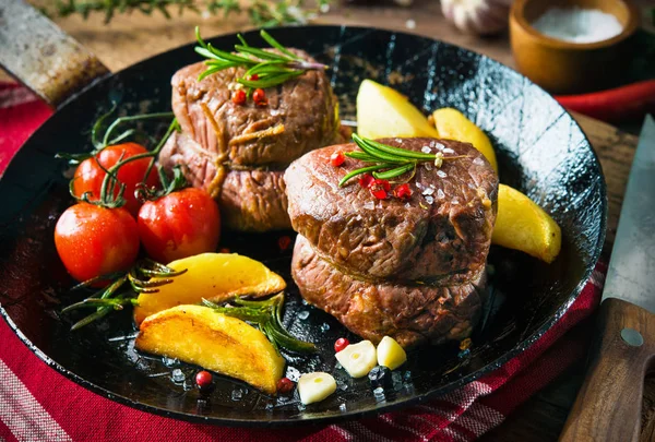 Sappige middellange rundvlees filet steaks mignon in de pan op tafel — Stockfoto