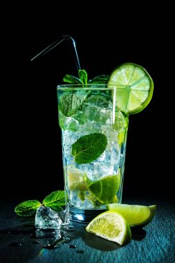 Taze limon ve naneli mojito kokteyli. 