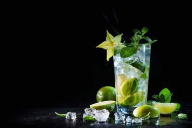Taze limon ve naneli mojito kokteyli. 