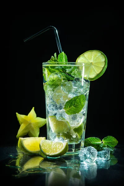 Mojito cocktail with fresh lime and mint — Stock Photo, Image