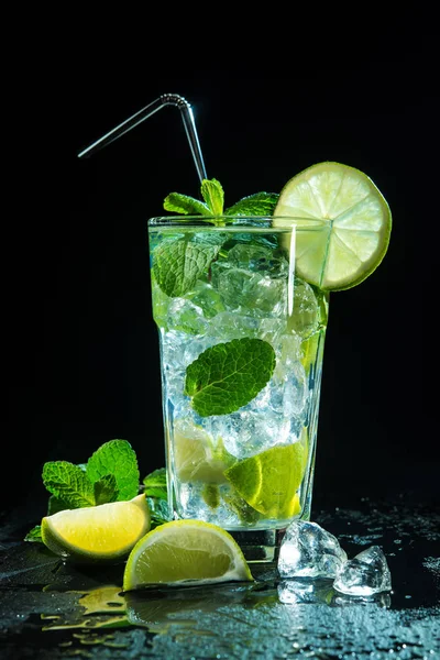 Mojito cocktail met verse limoen en munt — Stockfoto
