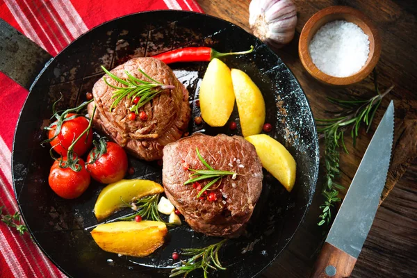 Lédús, közepes marha steak zörgős a serpenyőben a táblázat — Stock Fotó