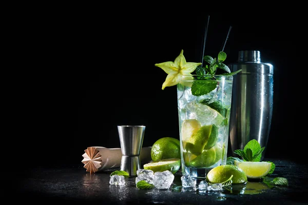 Mojito koktajl z miętą, wapno, kostki lodu i bar shaker — Zdjęcie stockowe