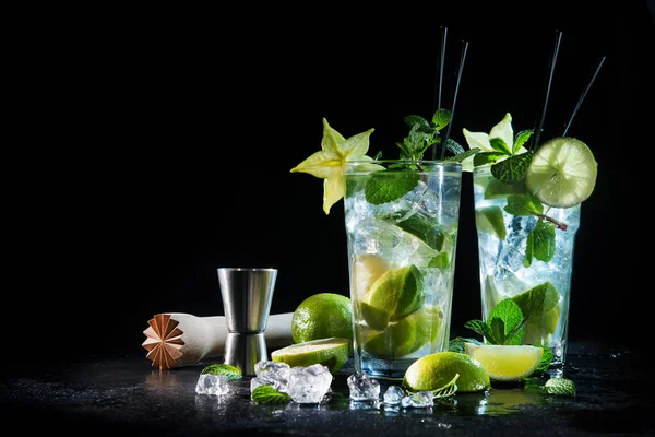 Zwei Gläser Mojito-Cocktail mit frischer Limette und Minze — Stockfoto