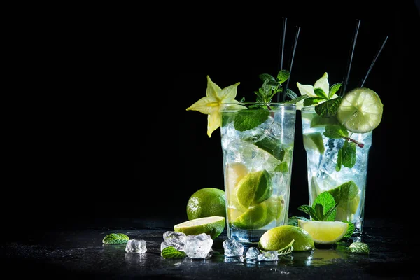 Twee glazen mojito cocktail met verse limoen en munt — Stockfoto