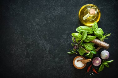 Otlar ve baharatlar siyah taş masada