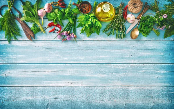 Herbes fraîches et épices sur table en bois — Photo