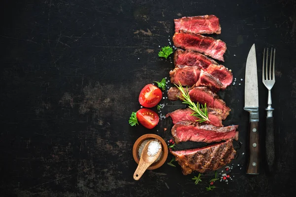 Gesneden medium zeldzame gegrilde ribeye biefstuk — Stockfoto