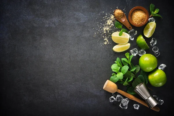 Mojito cocktail making — Stockfoto