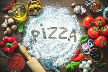 Maddeleri ve ev yapımı pizza yapmak için baharat