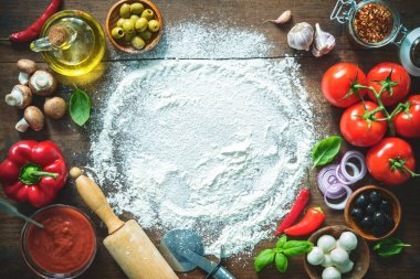 Maddeleri ve ev yapımı pizza yapmak için baharat