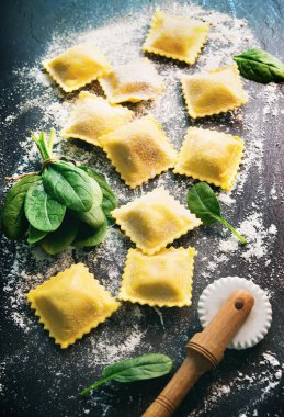 Ispanak ve ricotta koyu arka plan üzerinde ile mantı