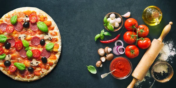 Lækker pizza med ingredienser og krydderier - Stock-foto