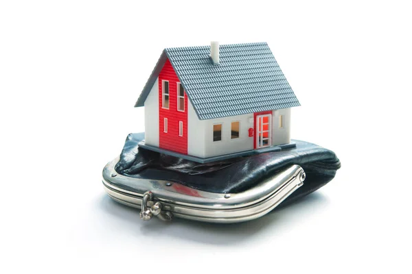 Concepto de ahorro. Casa en cartera de cuero — Foto de Stock