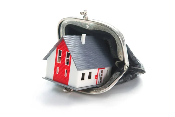 Besparingar koncept. Hus i läder plånbok — Stockfoto