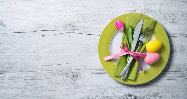 Instelling van de tabel van de Pasen met Lentebloemen en bestek — Stockfoto