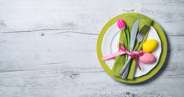 Table de Pâques avec fleurs et couverts de printemps — Photo