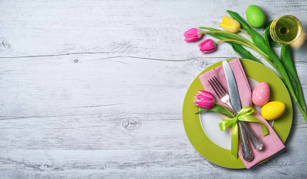 Easter table setting with spring flowers and cutlery — Stock Photo, Image