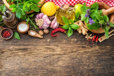 Tahta masada taze otlar ve baharatlar.