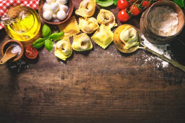 Ev yapımı makarna mantı eski ahşap masa üzerinde üzerinde Üstten Görünüm