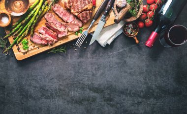 Yeşil kuşkonmaz ve şarap ile kavrulmuş kaburga eti