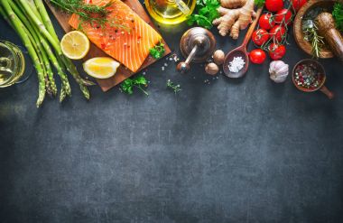 aromatik otlar, baharatlar ve sebzeler taze somon fileto