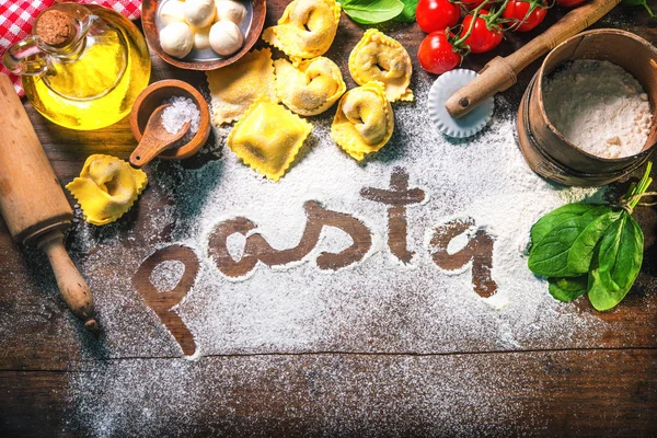 Bovenaanzicht op zelfgemaakte pasta ravioli op oude houten tafel — Stockfoto