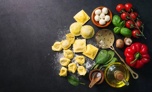 Zelfgemaakte verse Italiaanse ravioli pasta — Stockfoto