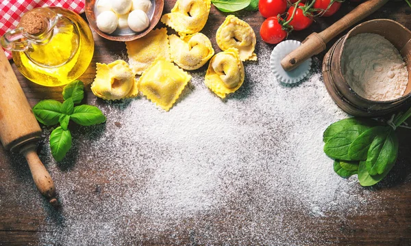 Draufsicht auf hausgemachte Pasta-Ravioli auf altem Holztisch — Stockfoto