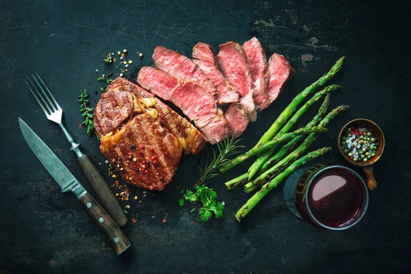 Gegrilde rib eye steak met groene asperges en wijn — Stockfoto