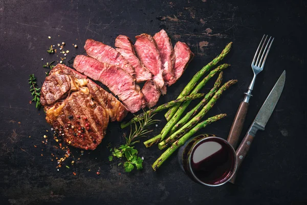 Gegrilde rib eye steak met groene asperges en wijn — Stockfoto