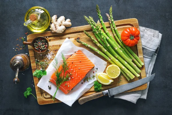 Filete de salmón fresco con hierbas aromáticas, especias y verduras —  Fotos de Stock