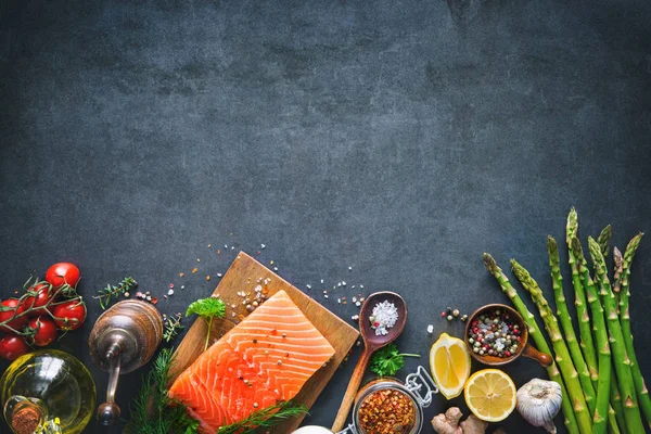 Filete de salmón fresco con hierbas aromáticas, especias y verduras — Foto de Stock