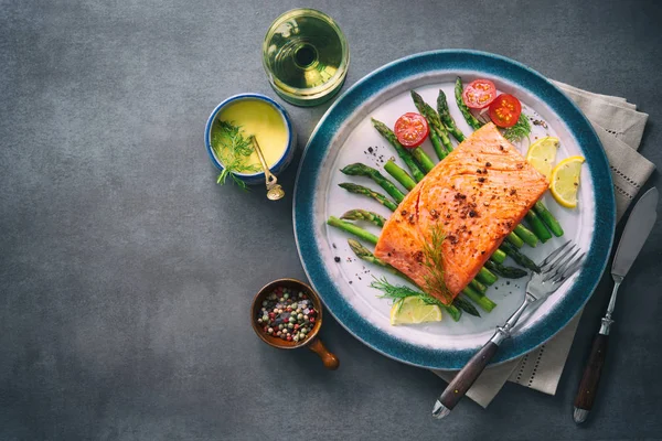 Salmón a la parrilla adornado con espárragos verdes y tomates — Foto de Stock