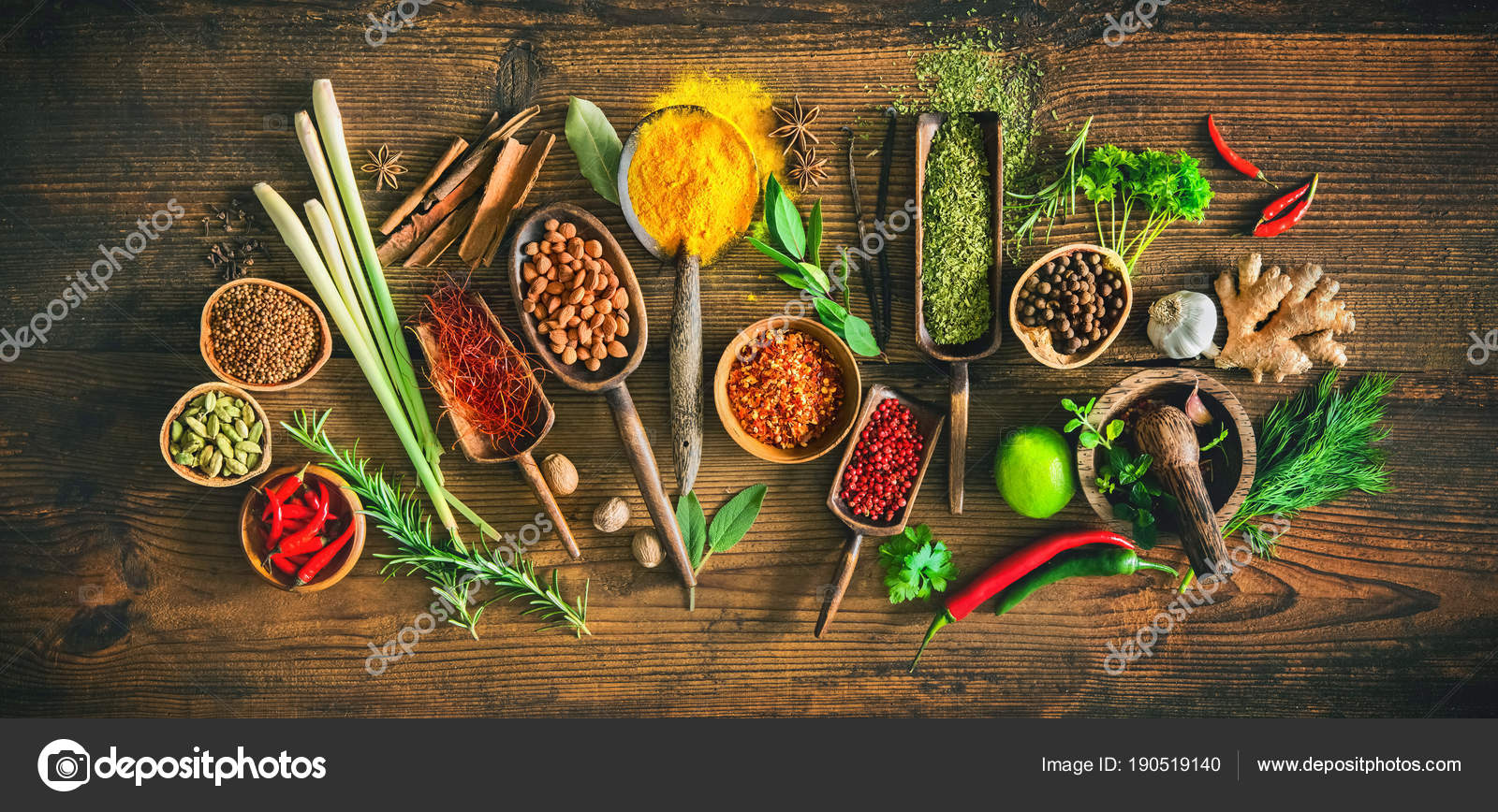 Colores diferentes hierbas y especias para cocinar — Foto ...